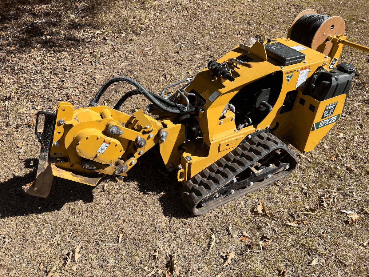 Used Vermeer SPX25 Vibratory Drop Plow – Remote Control – Kohler Command PRO ECH740 25 HP - Image 3