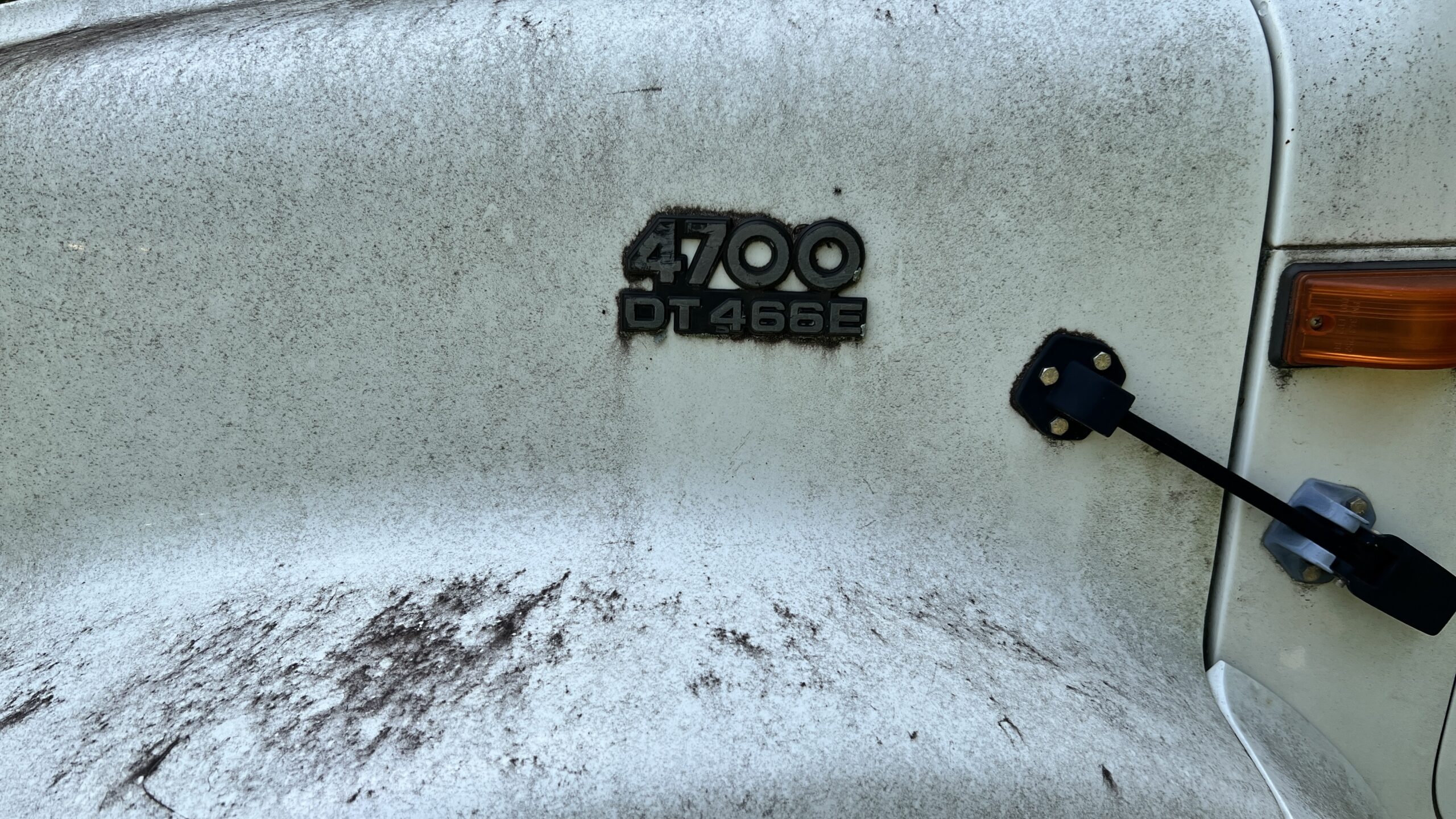 2001 International 4700 Medium-Duty Boom Truck – DT466E Diesel - Image 3