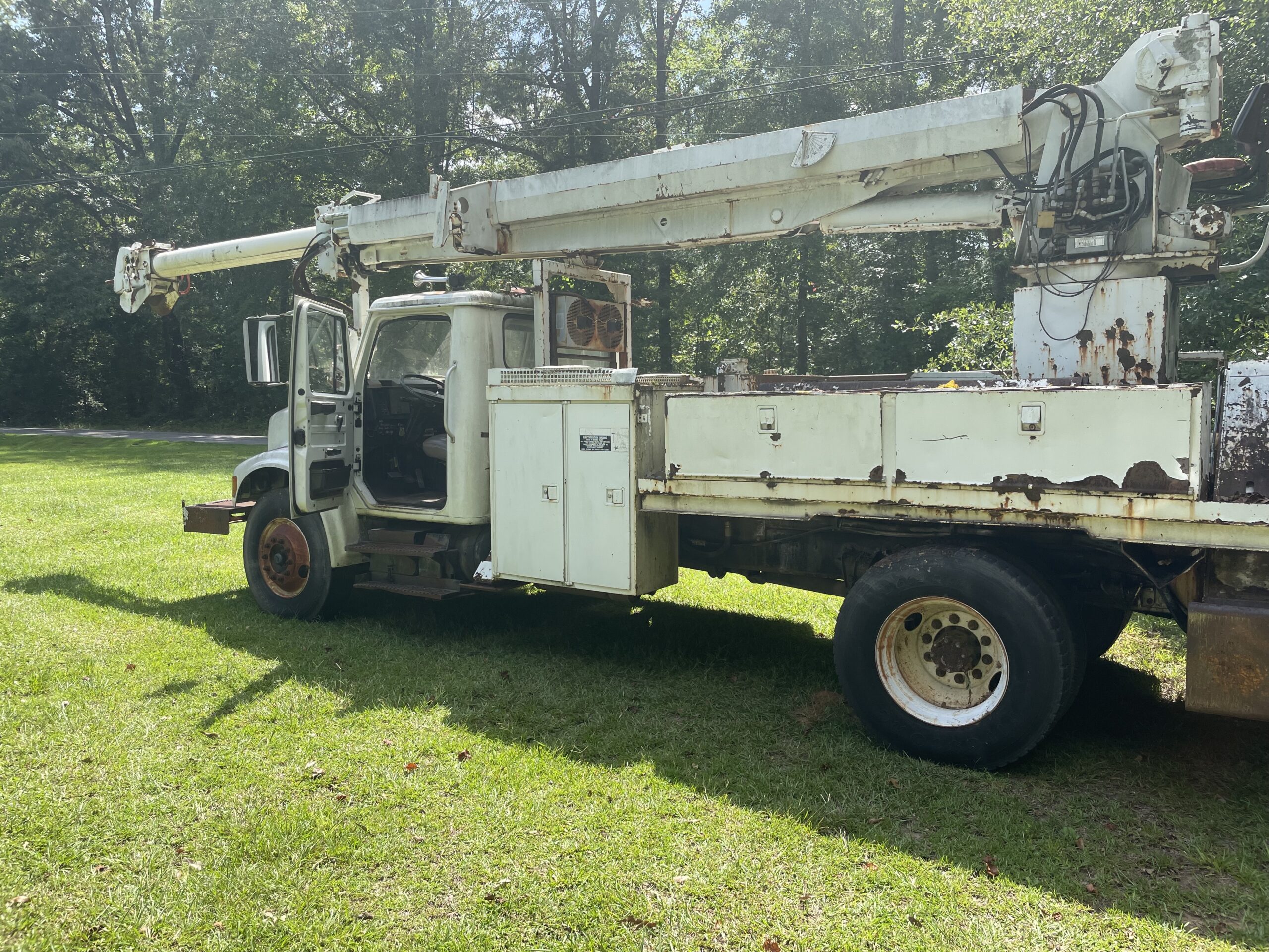 2001 International 4700 Medium-Duty Boom Truck – DT466E Diesel - Image 9
