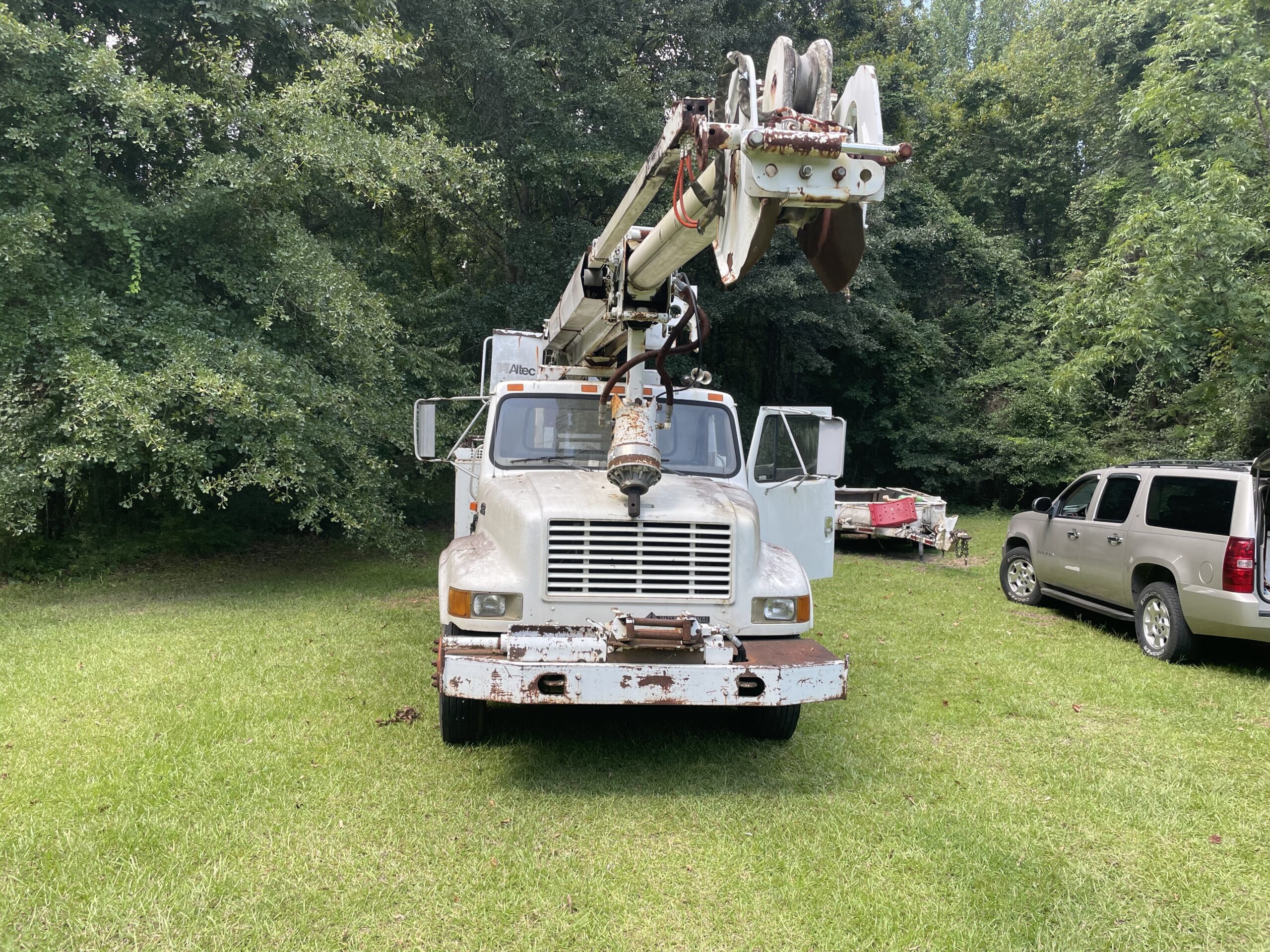 2001 International 4700 Medium-Duty Boom Truck – DT466E Diesel - Image 10